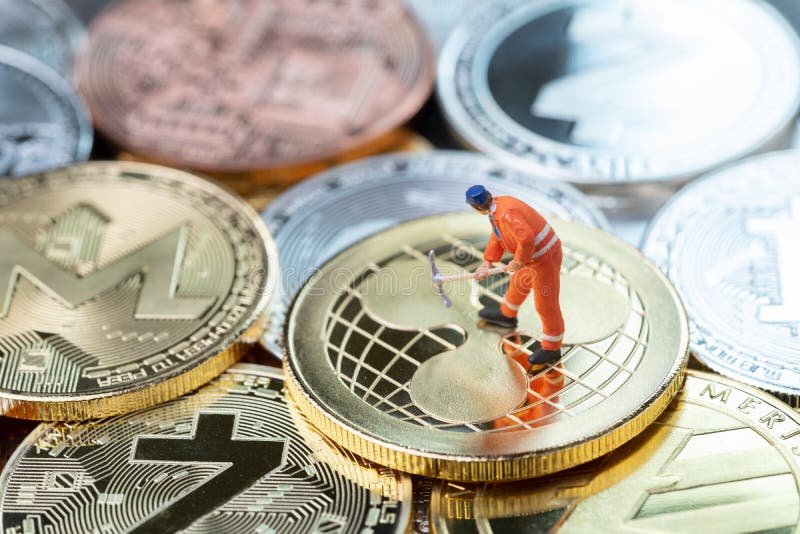 Cryptocurrency górniczy pojęcie, miniaturowego pracownika mniejszościowa pozycja o obraz royalty free
