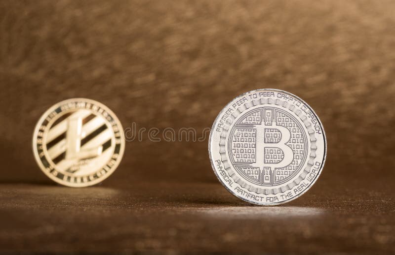 Cryptocurrency Lite moneta, Srebny Bitcoin na złotym szorstkim backgrou. Cryptocurrency Lite moneta, Srebny Bitcoin na złotym szorstkim tle, Cyfrowego cryto waluty Wirtualny cyfrowy pieniądze