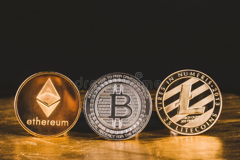 Cryptocurrency litecoin, Srebny Bitcoin, Ethereum na złotej podłoga obrazy stock