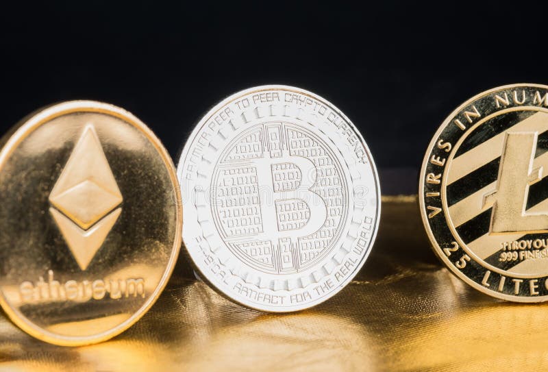 Cryptocurrency litecoin, Srebny Bitcoin, Ethereum na złoty szorstkim zdjęcie royalty free