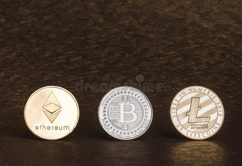 Cryptocurrency litecoin, Srebny Bitcoin, Ethereum na złoty szorstkim obraz royalty free