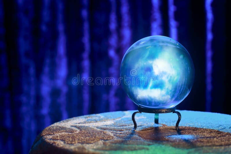 Crystal Ball dell'indovino con illuminazione drammatica immagine stock