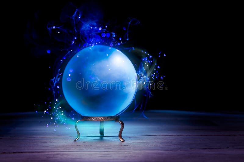 Crystal Ball dell'indovino con illuminazione drammatica fotografie stock libere da diritti