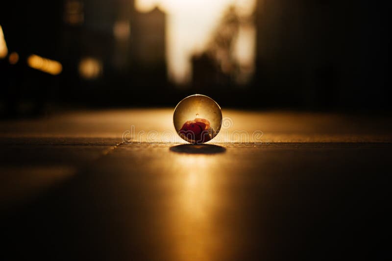 Crystal Ball su alba di orizzonte del quadrato di paesaggio urbano fotografie stock libere da diritti