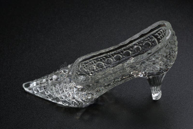 Crystal Cinderella Shoe em um fundo escuro Acessório decorativo fotografia de stock Crystal Cinderella Shoe em um fundo escuro Acessório decorativo fotografia de stock