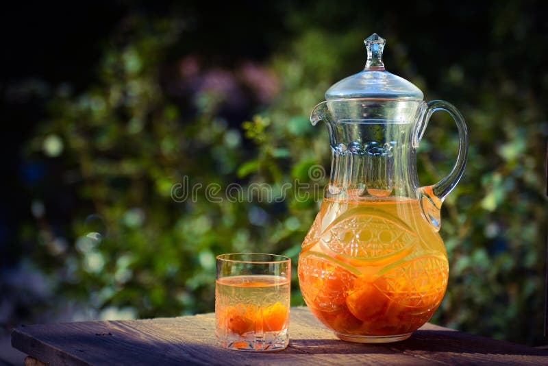 Crystal karaff och exponeringsglas med aprikoskompott royaltyfri fotografi Crystal karaff och exponeringsglas med aprikoskompott royaltyfri fotografi