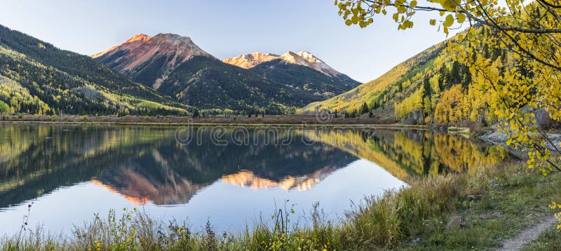 Crystal Lake Panorama Framed vid aspar arkivbild Crystal Lake Panorama Framed vid aspar arkivbild