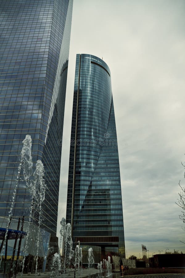 Crystal Tower, grattacielo di Madrid, disposto nella zona finanziaria, f immagini stock Crystal Tower, grattacielo di Madrid, disposto nella zona finanziaria, f immagini stock