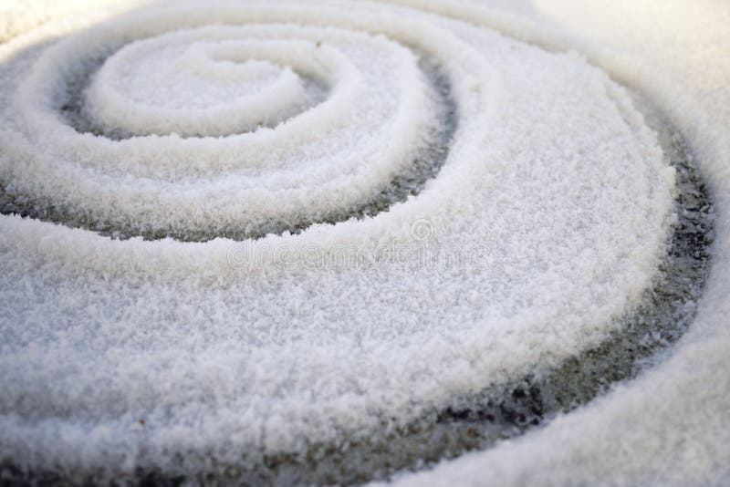 Una spirale disegnata nel crystalised fiocchi di neve dopo la prima nevicata.