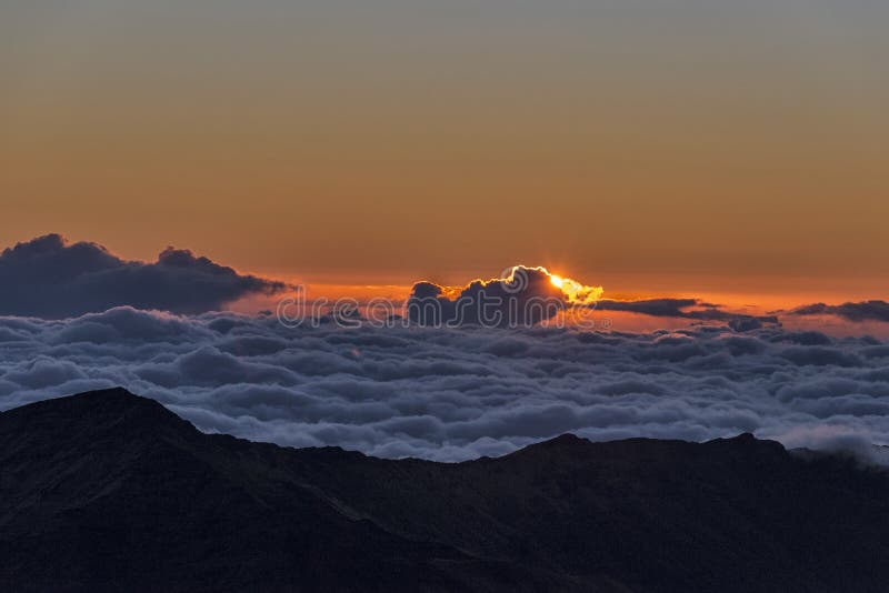 Cráter de Haleakala en la salida del sol imagen de archivo Cráter de Haleakala en la salida del sol imagen de archivo