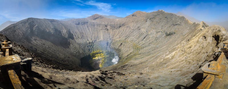 Cráter dentro del soporte Bromo del volcán activo en el Tengger Semer imágenes de archivo libres de regalías Cráter dentro del soporte Bromo del volcán activo en el Tengger Semer imágenes de archivo libres de regalías