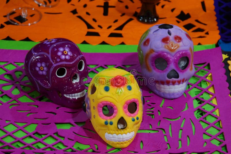 Crânios cerâmicos para o dia do festival inoperante em México imagens de stock Crânios cerâmicos para o dia do festival inoperante em México imagens de stock