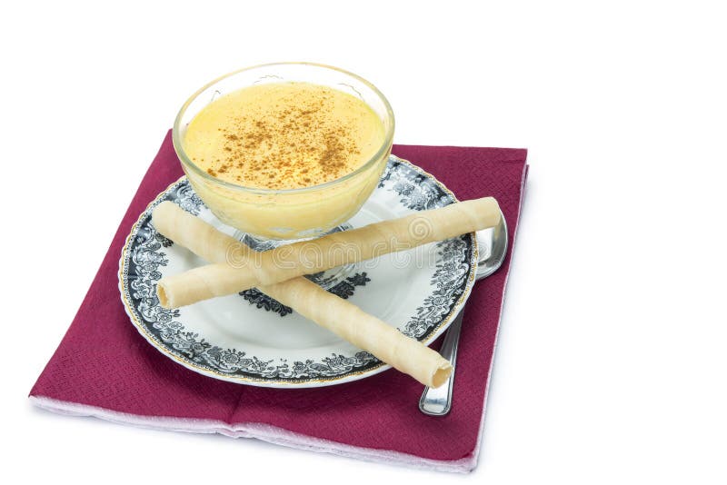 Crème anglaise au-dessus d'un fond blanc photos libres de droits Crème anglaise au-dessus d'un fond blanc photos libres de droits