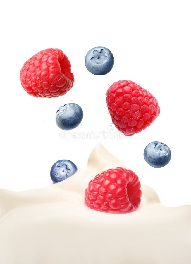 Crème avec la framboise et la myrtille de baie photos stock Crème avec la framboise et la myrtille de baie photos stock