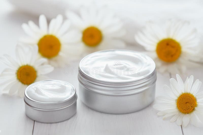 Crème cosmétique de fines herbes de dermatologie avec la lotion de station thermale de vitamine de camomille photo stock Crème cosmétique de fines herbes de dermatologie avec la lotion de station thermale de vitamine de camomille photo stock