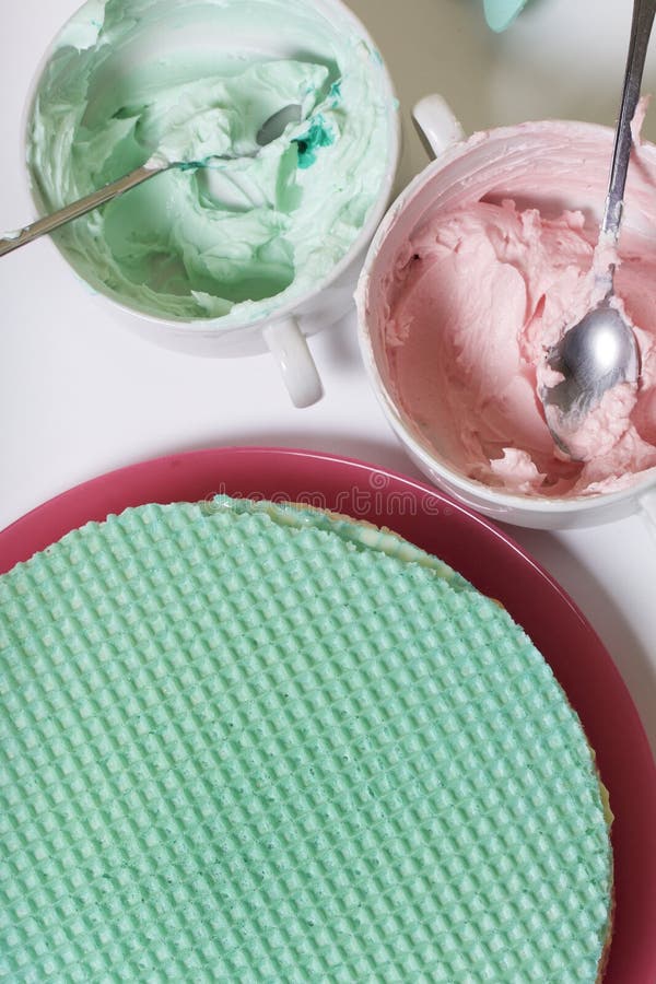 Crème de différentes couleurs pour décorer le gâteau de gaufre Gâteaux ronds de gaufrette de différentes couleurs Pour faire le g image libre de droits Crème de différentes couleurs pour décorer le gâteau de gaufre Gâteaux ronds de gaufrette de différentes couleurs Pour faire le g image libre de droits