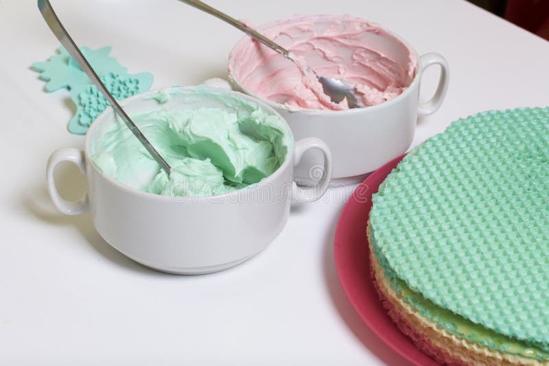 Crème de différentes couleurs pour décorer le gâteau de gaufre Gâteaux ronds de gaufrette de différentes couleurs Pour faire le g images stock Crème de différentes couleurs pour décorer le gâteau de gaufre Gâteaux ronds de gaufrette de différentes couleurs Pour faire le g images stock