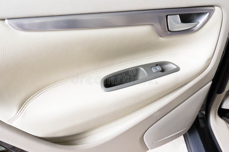 crème de luxe de la voiture 2000's et panneau propre de cuir et de toucher doux de porte photo libre de droits crème de luxe de la voiture 2000's et panneau propre de cuir et de toucher doux de porte photo libre de droits