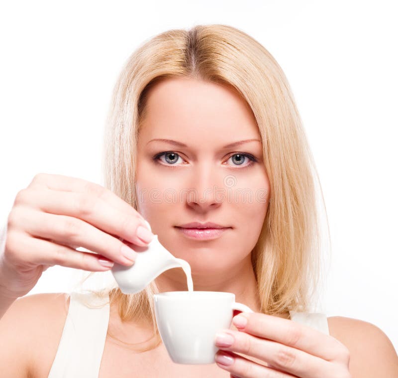 Crème ou lait se renversante de femme dans la cuvette de café photos libres de droits Crème ou lait se renversante de femme dans la cuvette de café photos libres de droits