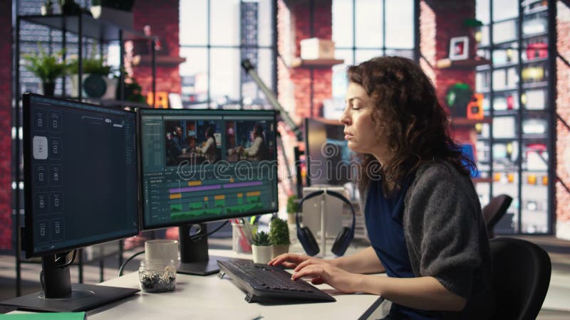 Créatrice de vidéos de femmes travaillant à la rédaction d'un projet de montage de films banque de vidéos