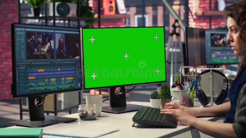 Créatrice vidéo femme édite un projet multimédia à côté de la clé chroma banque de vidéos