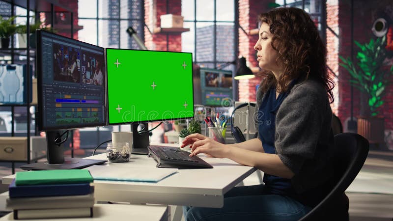Créatrice vidéo femme édite un projet multimédia à côté de la clé chroma clips vidéos