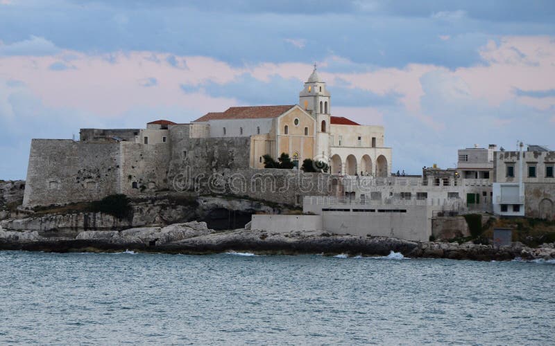 Crépuscule au-dessus de la ville de Vieste image stock Crépuscule au-dessus de la ville de Vieste image stock