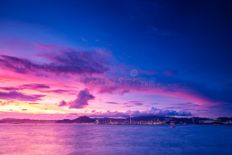 Crépuscule de Victoria Harbour en Hong Kong photo stock Crépuscule de Victoria Harbour en Hong Kong photo stock