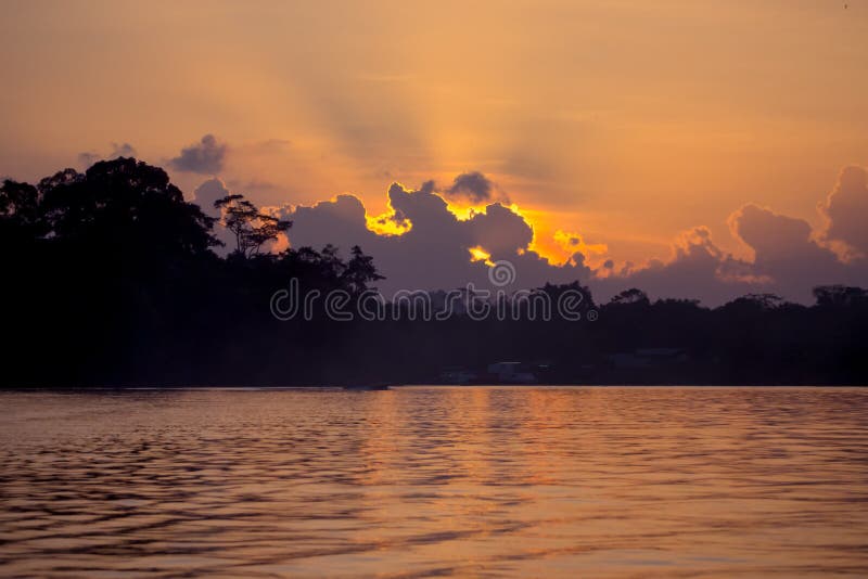 Crépuscule à la rivière de Kinabatangan image libre de droits Crépuscule à la rivière de Kinabatangan image libre de droits