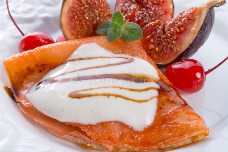 crêpes avec des figues et des cerises image libre de droits crêpes avec des figues et des cerises image libre de droits