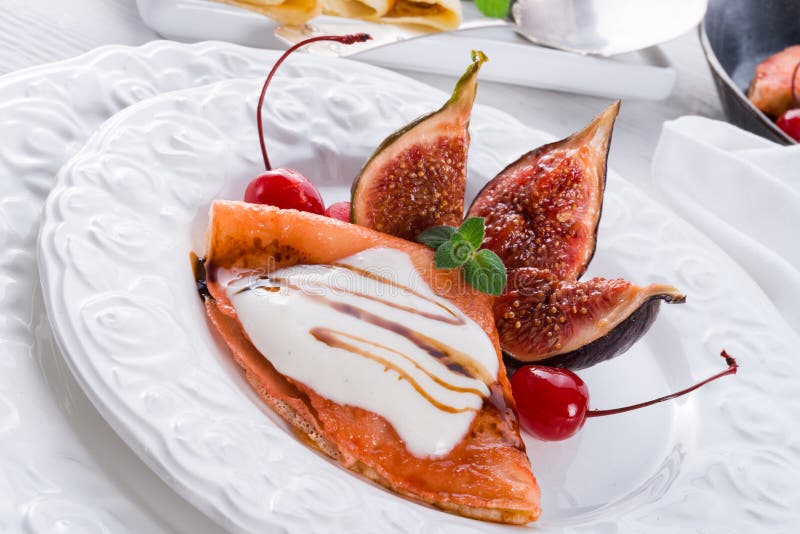 crêpes avec des figues et des cerises photo stock crêpes avec des figues et des cerises photo stock