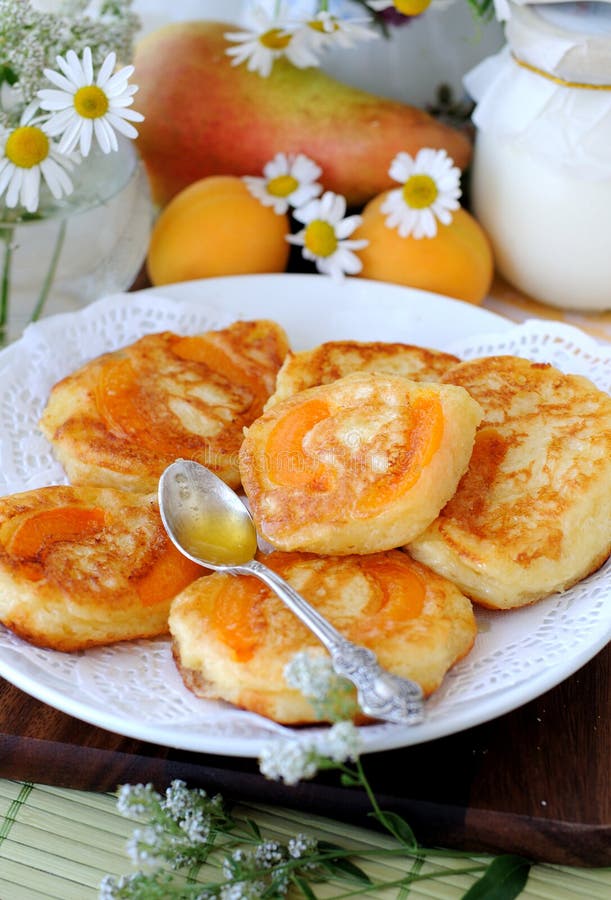 Crêpes avec l'abricot à l'intérieur. photos libres de droits Crêpes avec l'abricot à l'intérieur. photos libres de droits