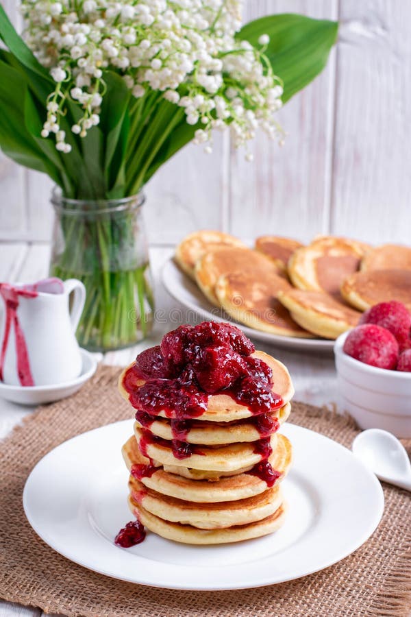 Crêpes avec la fraise et la confiture du plat sur le fond en bois blanc photo stock Crêpes avec la fraise et la confiture du plat sur le fond en bois blanc photo stock