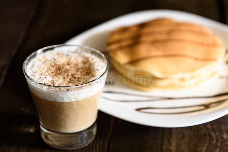 Crêpes avec le cappuccino image stock Crêpes avec le cappuccino image stock