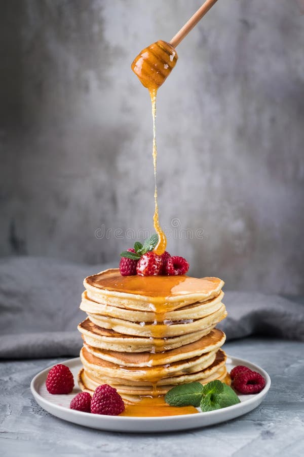 Crêpes avec les baies et le miel images stock Crêpes avec les baies et le miel images stock