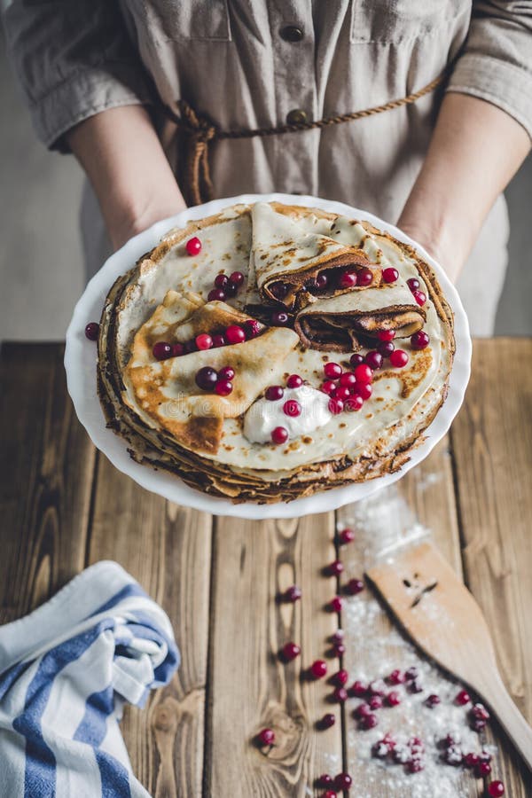 Crêpes avec les canneberges et la crème sure photographie stock Crêpes avec les canneberges et la crème sure photographie stock
