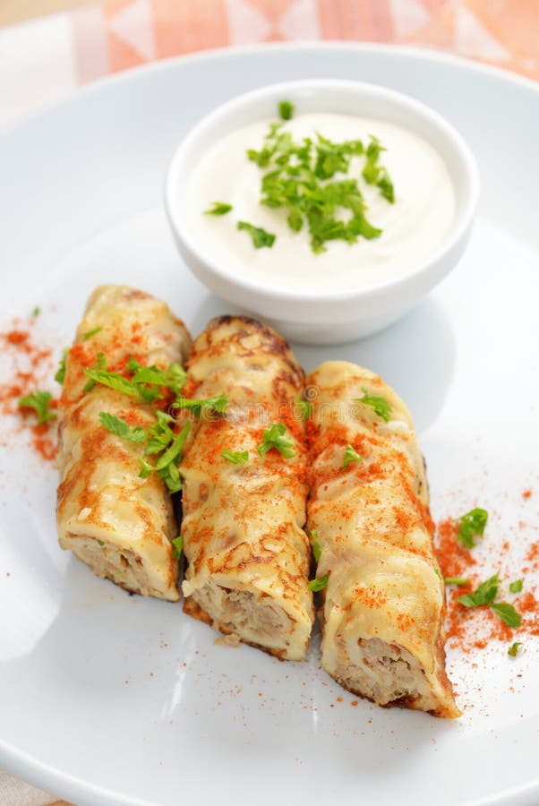 Crêpes bourrées de la viande image stock Crêpes bourrées de la viande image stock
