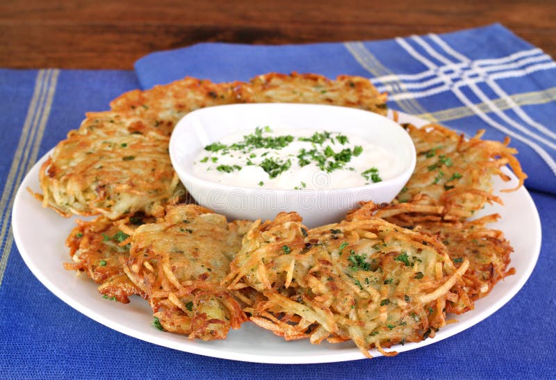 Crêpes de pomme de terre allemandes et crème aigre images libres de droits Crêpes de pomme de terre allemandes et crème aigre images libres de droits