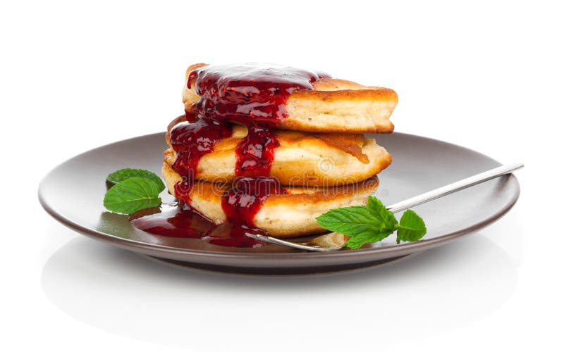 Crêpes délicieuses avec de la sauce à framboises photographie stock Crêpes délicieuses avec de la sauce à framboises photographie stock