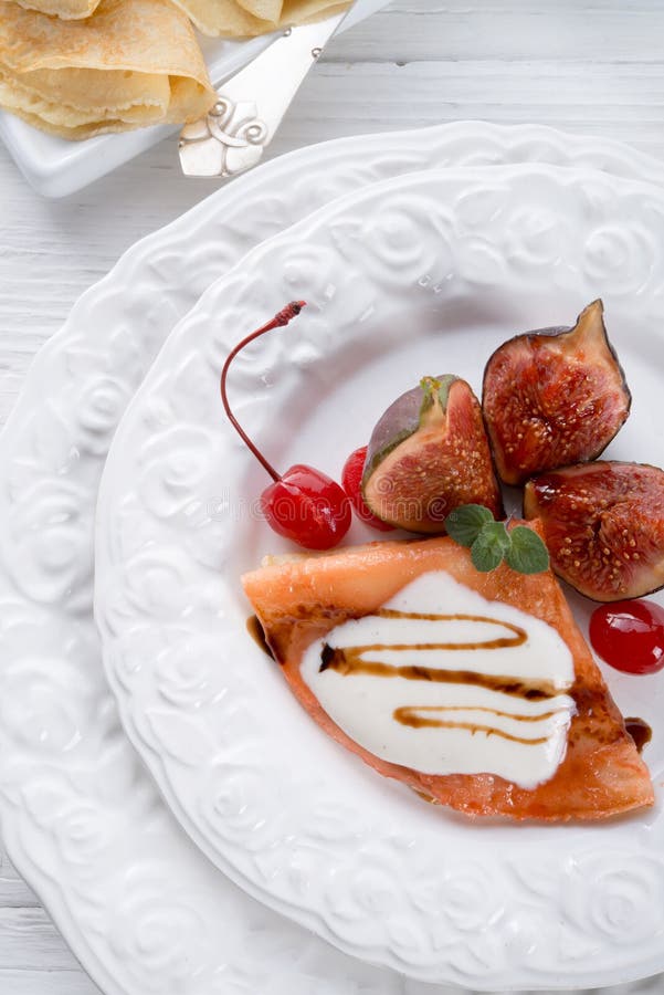 crêpes flambed avec des figues et des cerises photos stock crêpes flambed avec des figues et des cerises photos stock