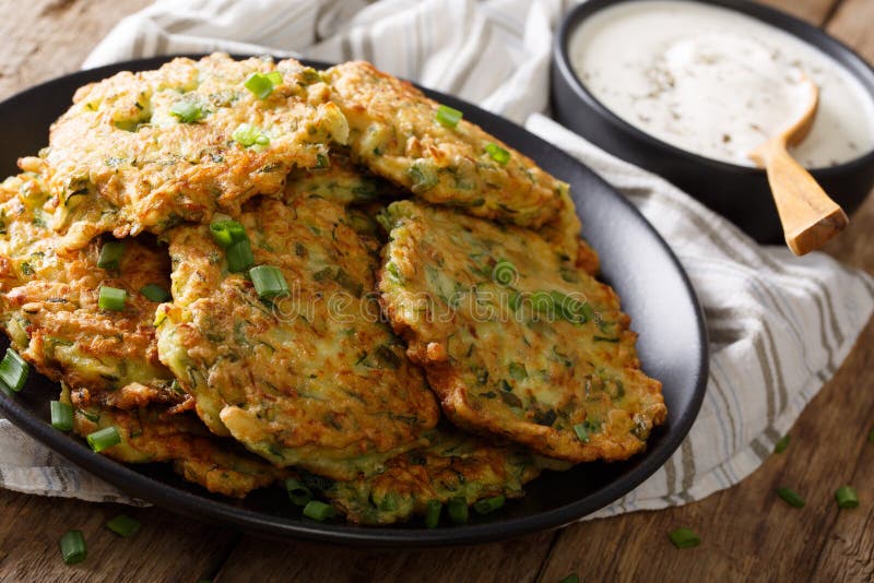 Crêpes fraîchement cuites de courgette avec le plan rapproché de crème sure Horiz photographie stock libre de droits Crêpes fraîchement cuites de courgette avec le plan rapproché de crème sure Horiz photographie stock libre de droits