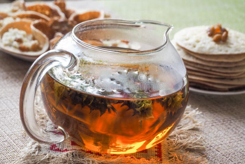Crêpes marocaines avec la tisane Nourriture du Moyen-Orient images stock Crêpes marocaines avec la tisane Nourriture du Moyen-Orient images stock