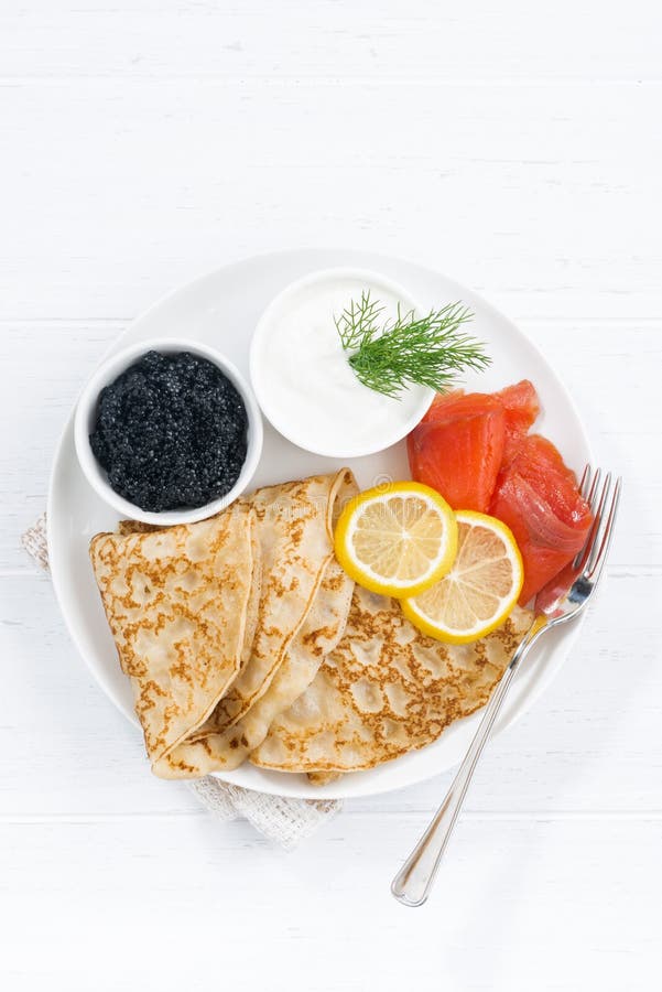 Crêpes traditionnelles avec les poissons, la crème sure et le caviar, vue supérieure images stock Crêpes traditionnelles avec les poissons, la crème sure et le caviar, vue supérieure images stock