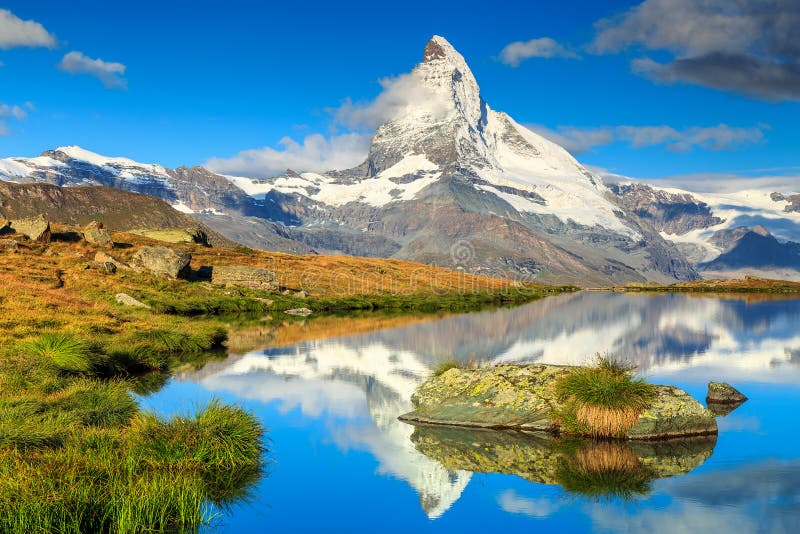 Crête célèbre de Matterhorn et lac de glacier alpin de Stellisee, Valais, Suisse