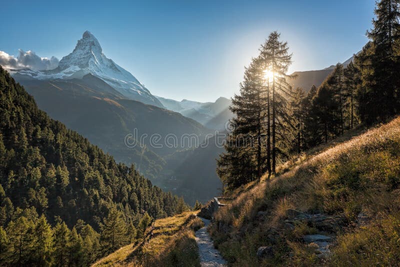 Crête de Matterhorn contre le coucher du soleil dans la région de Zermatt, Suisse photographie stock libre de droits Crête de Matterhorn contre le coucher du soleil dans la région de Zermatt, Suisse photographie stock libre de droits