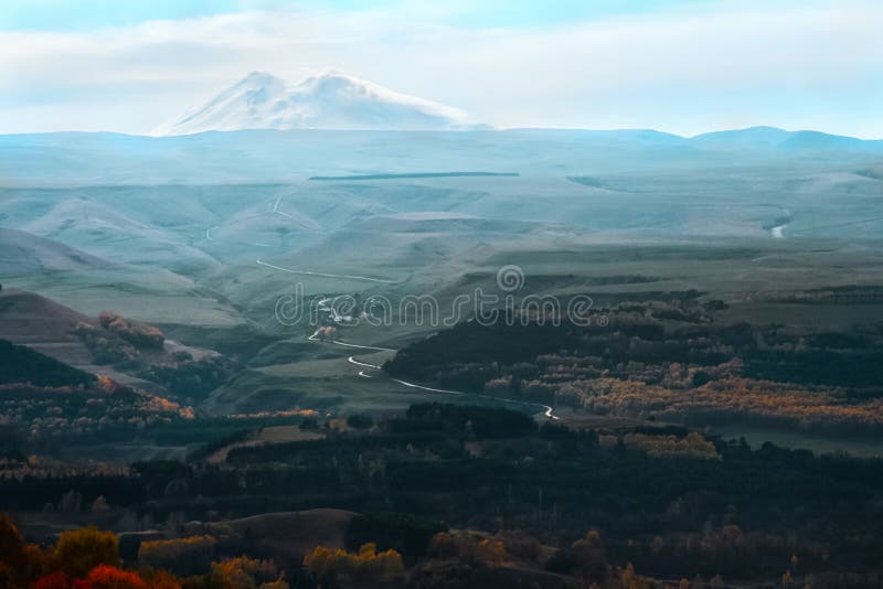 Crête de montagne d'Elbrus dans Caucase, Russie Montagne neigeuse blanche sous le ciel bleu, vallée foncée au fond Vue panoramiqu