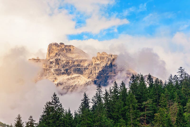 Download Crête De Montagne Dans Les Nuages En Italie Photo stock - Image du forêt, scénique: 77161450