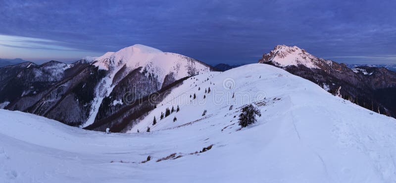 Crête de montagne de nature la nuit - Slovaquie, panorama image stock Crête de montagne de nature la nuit - Slovaquie, panorama image stock