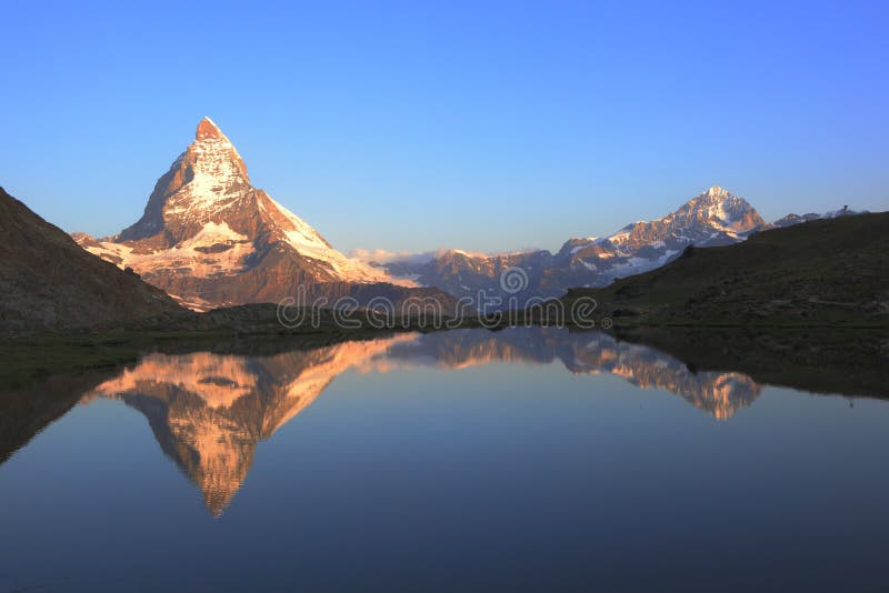 Crête et réflexion de Matterhorn photos libres de droits Crête et réflexion de Matterhorn photos libres de droits