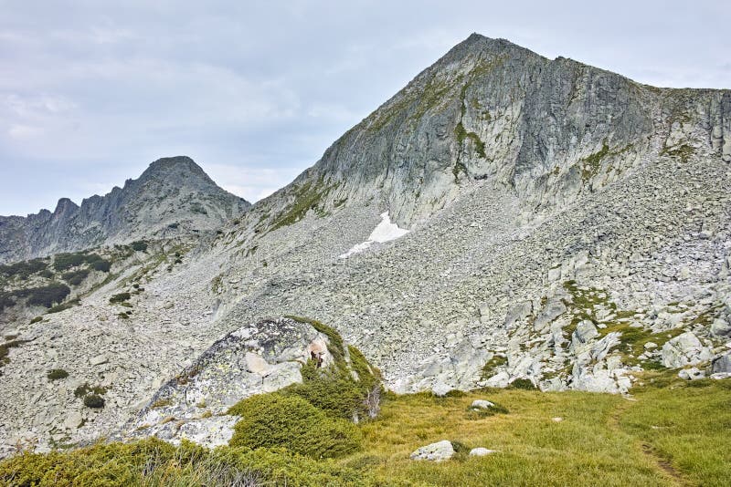 Crêtes de dvor de Dzhangal et de momin, montagne de Pirin photos stock Crêtes de dvor de Dzhangal et de momin, montagne de Pirin photos stock